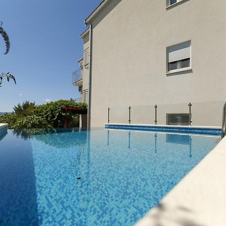 אומיס Apartments Sara & Nina מראה חיצוני תמונה