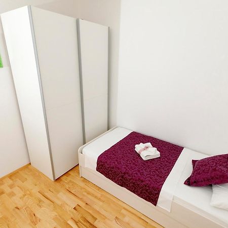 אומיס Apartments Sara & Nina מראה חיצוני תמונה