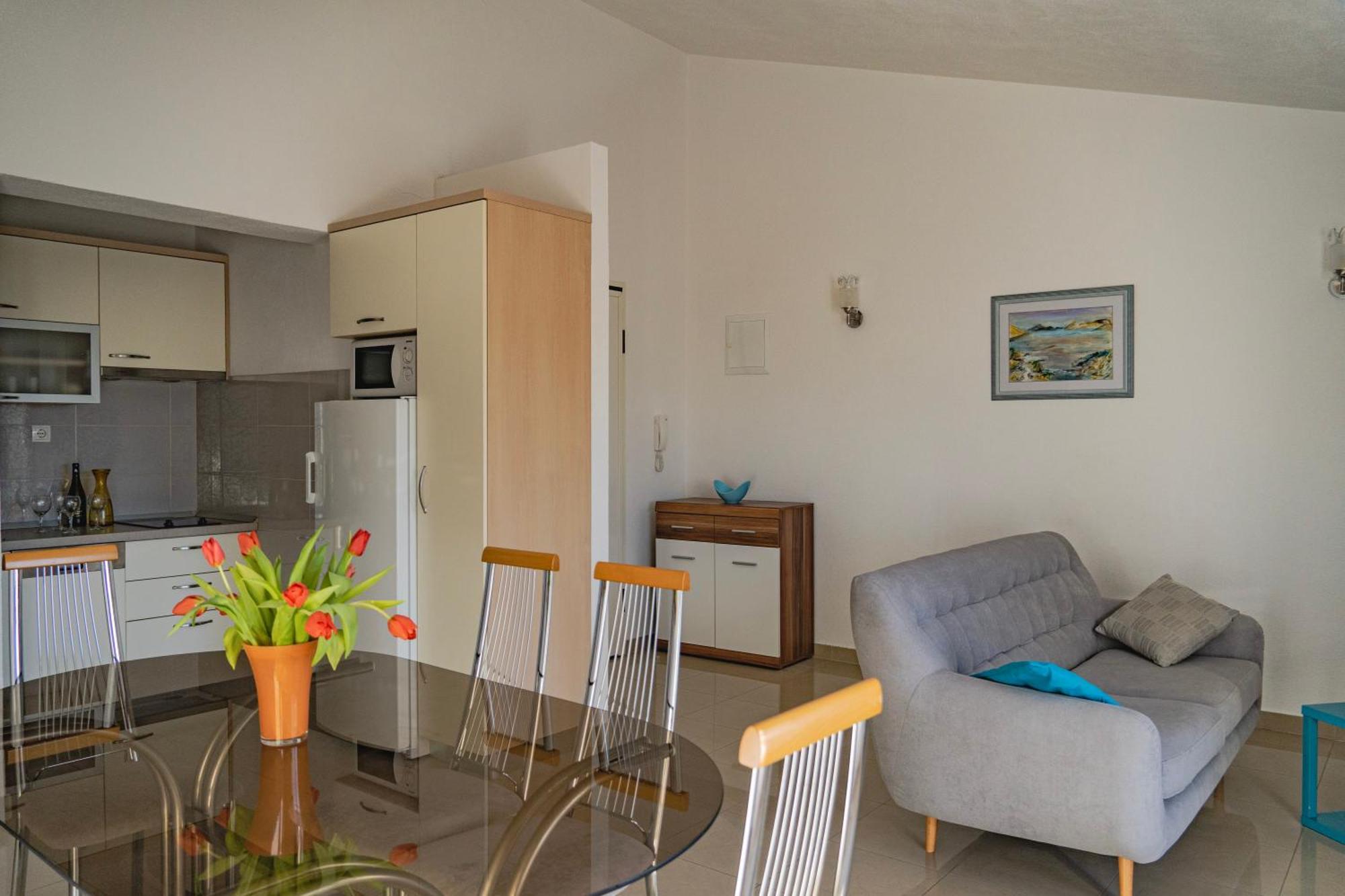 אומיס Apartments Sara & Nina מראה חיצוני תמונה