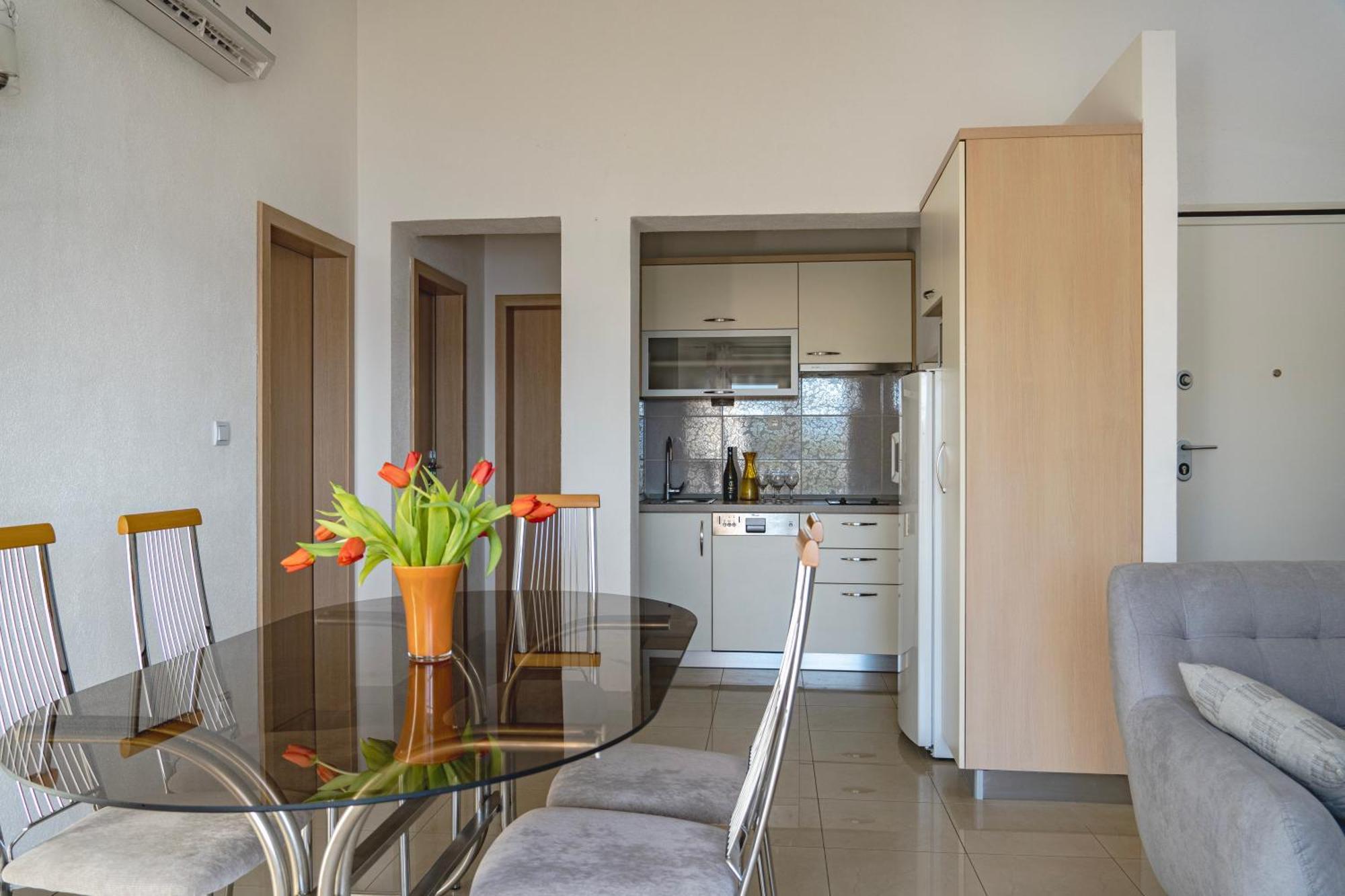 אומיס Apartments Sara & Nina מראה חיצוני תמונה