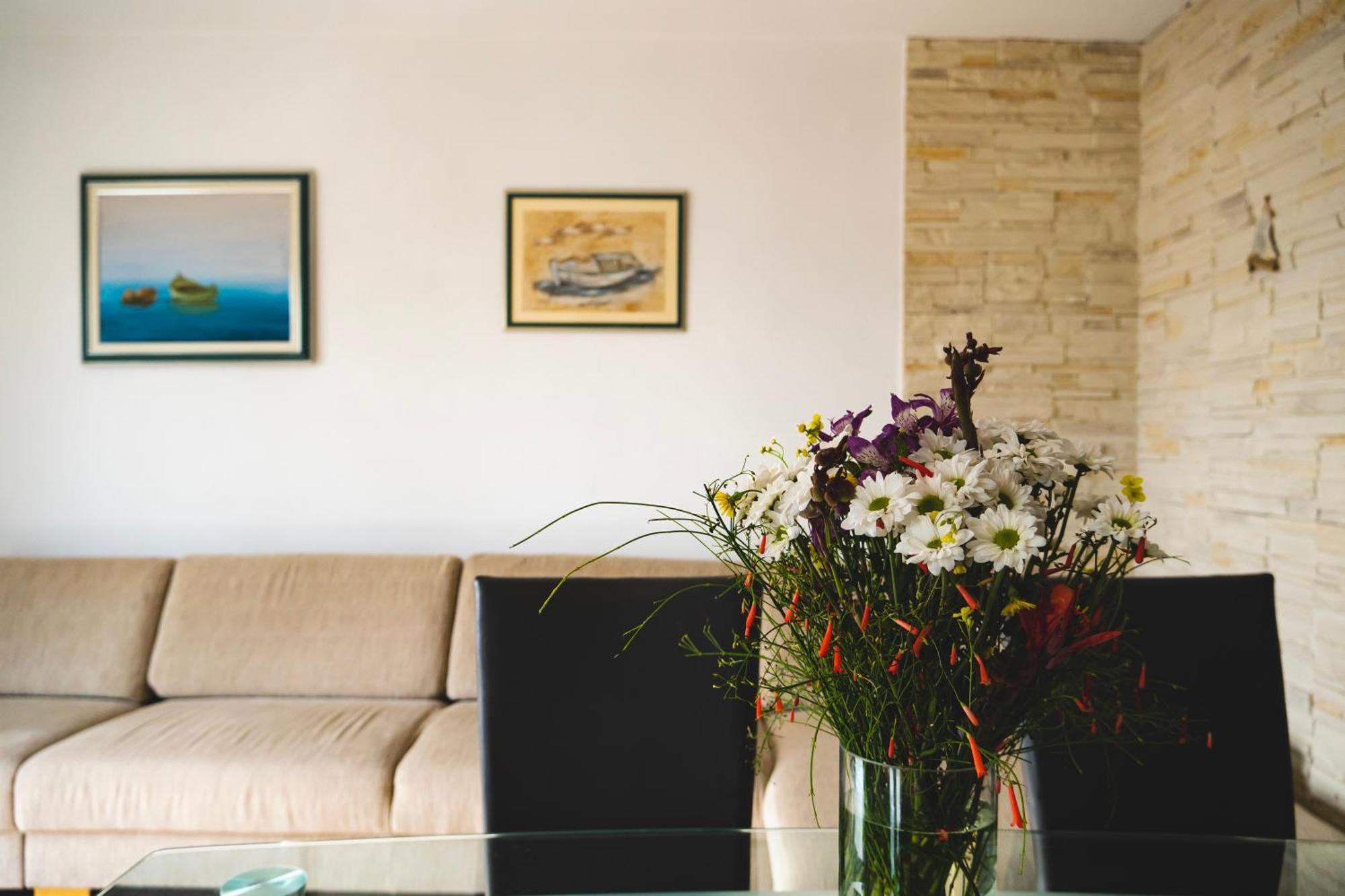 אומיס Apartments Sara & Nina מראה חיצוני תמונה