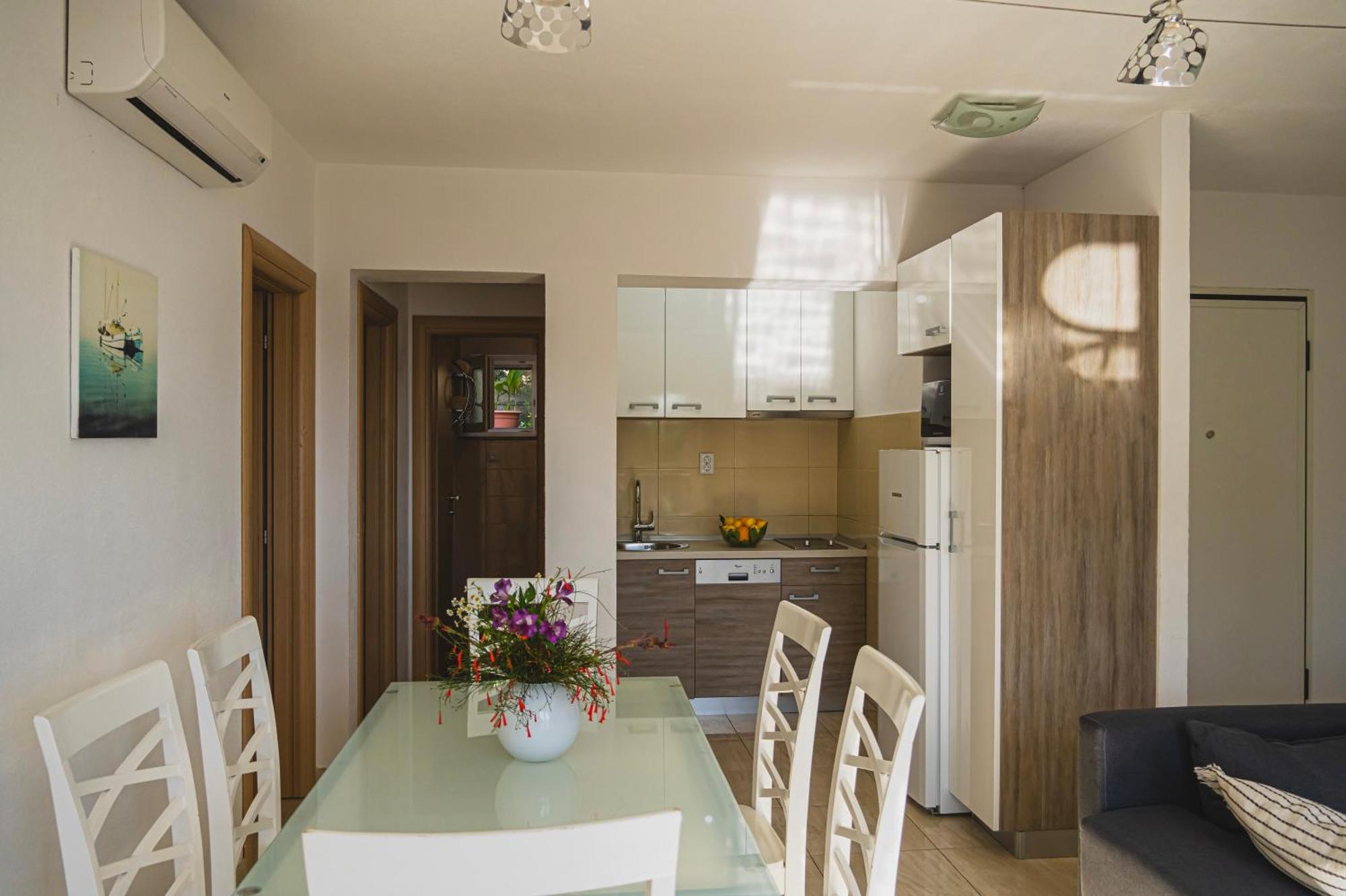 אומיס Apartments Sara & Nina מראה חיצוני תמונה