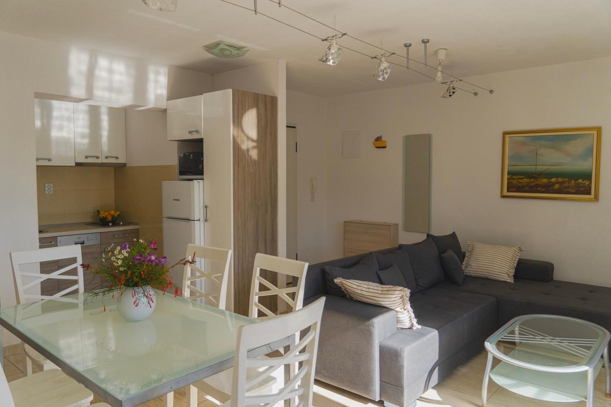 אומיס Apartments Sara & Nina מראה חיצוני תמונה