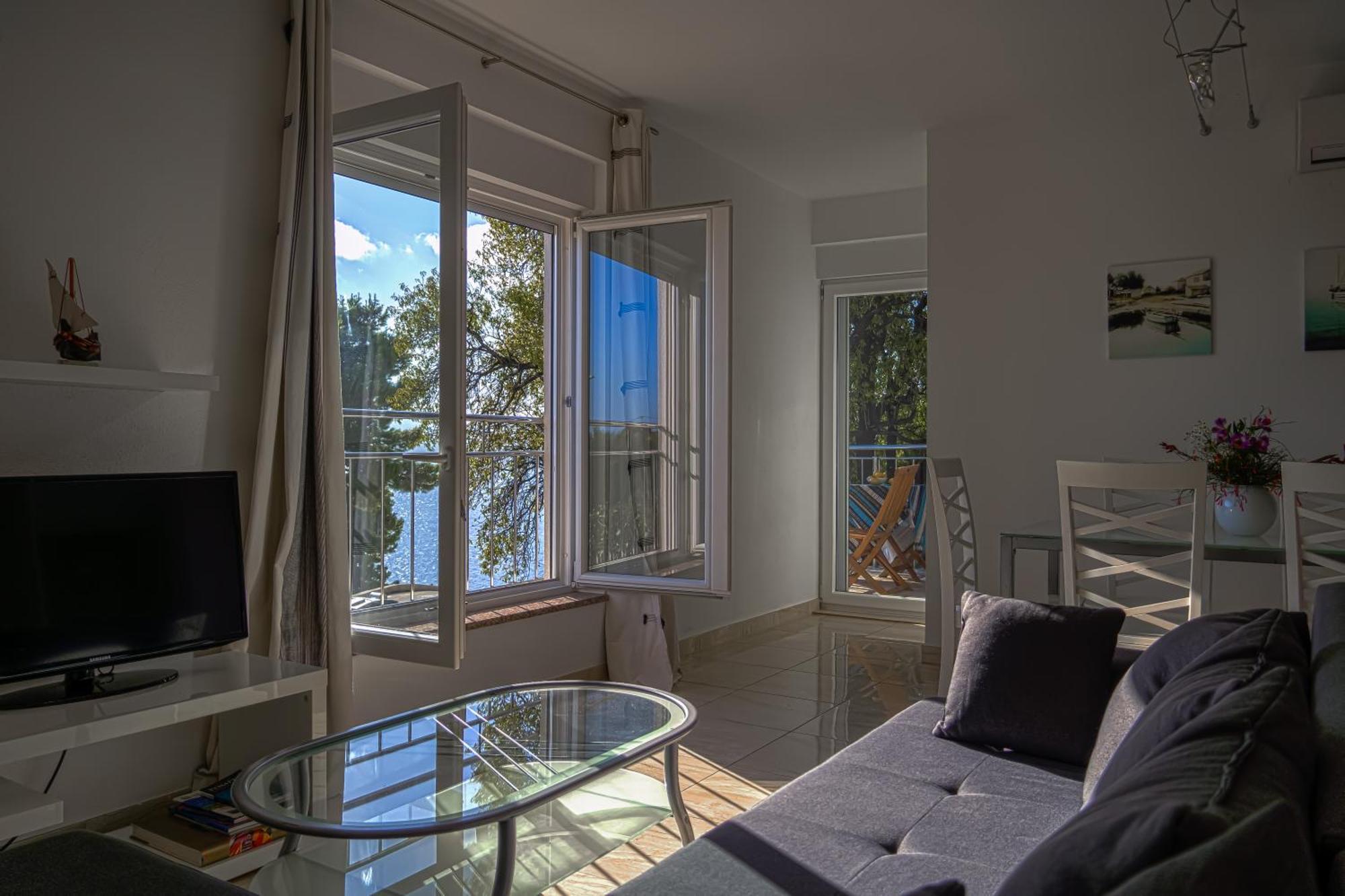 אומיס Apartments Sara & Nina מראה חיצוני תמונה