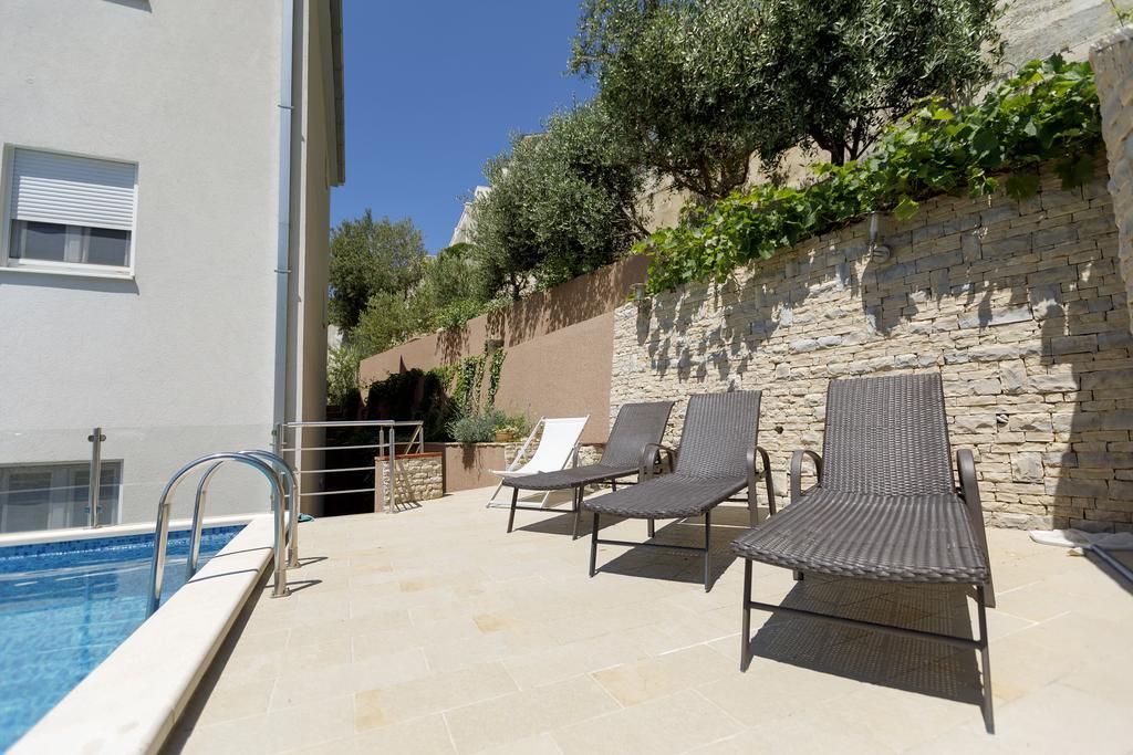 אומיס Apartments Sara & Nina מראה חיצוני תמונה