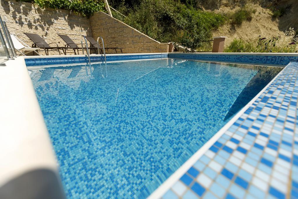 אומיס Apartments Sara & Nina מראה חיצוני תמונה