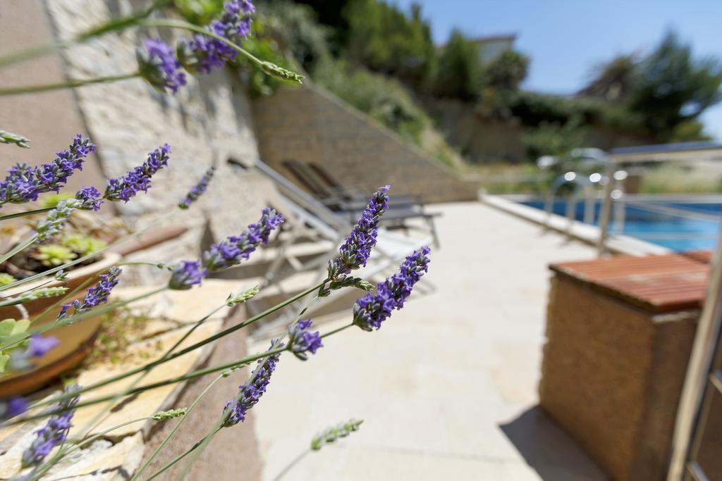 אומיס Apartments Sara & Nina מראה חיצוני תמונה