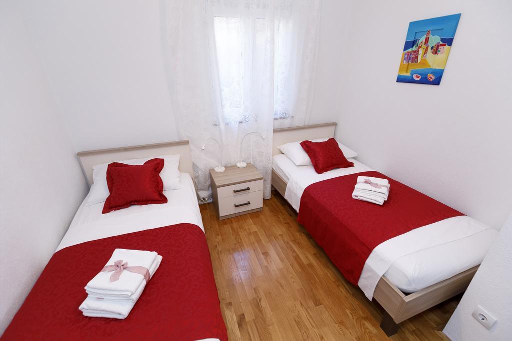 אומיס Apartments Sara & Nina מראה חיצוני תמונה