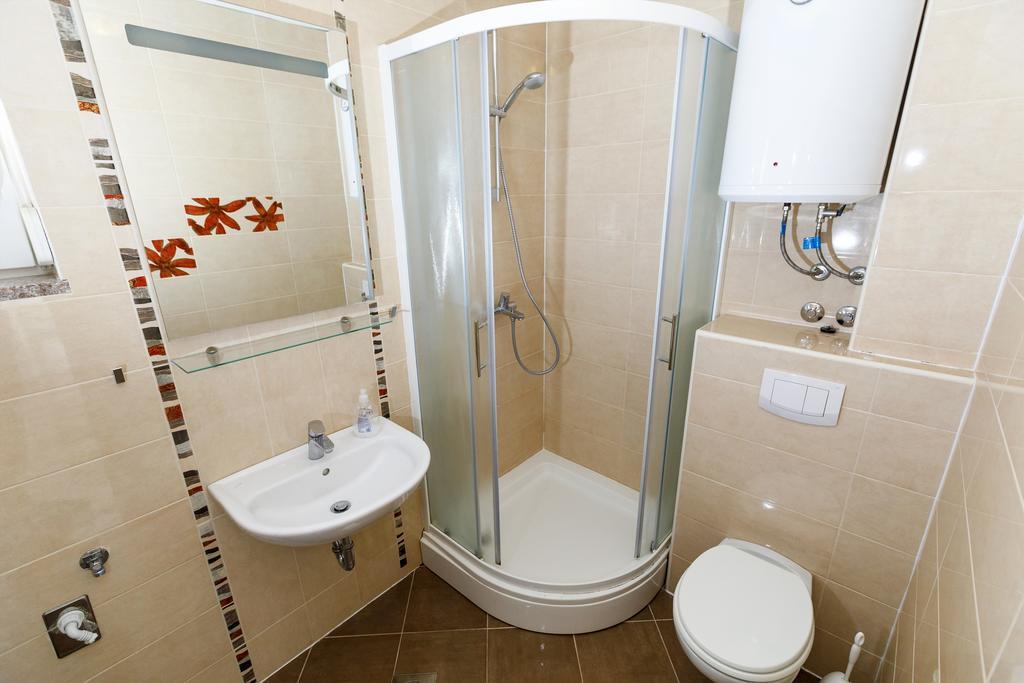 אומיס Apartments Sara & Nina מראה חיצוני תמונה