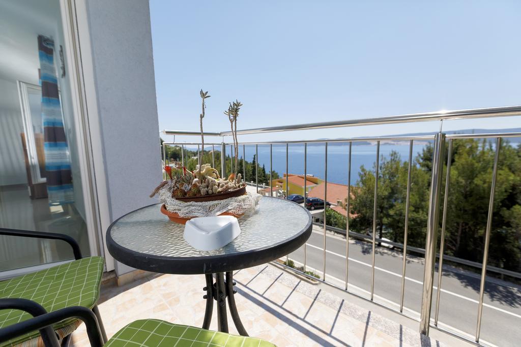 אומיס Apartments Sara & Nina מראה חיצוני תמונה