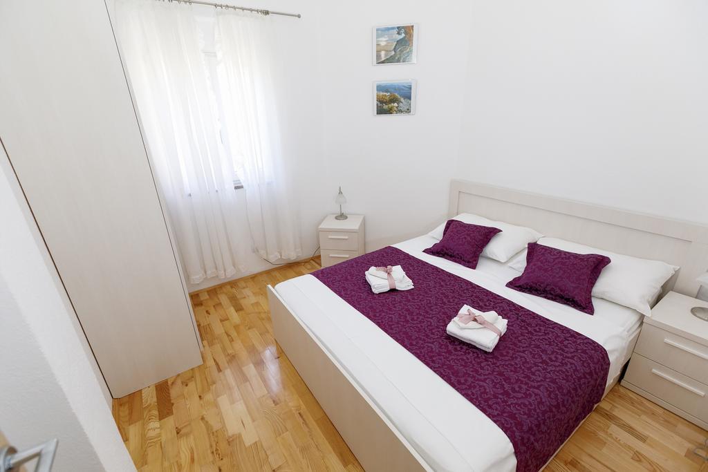 אומיס Apartments Sara & Nina מראה חיצוני תמונה