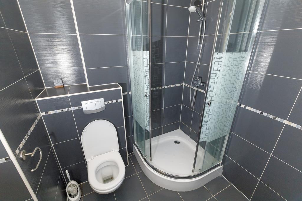 אומיס Apartments Sara & Nina מראה חיצוני תמונה