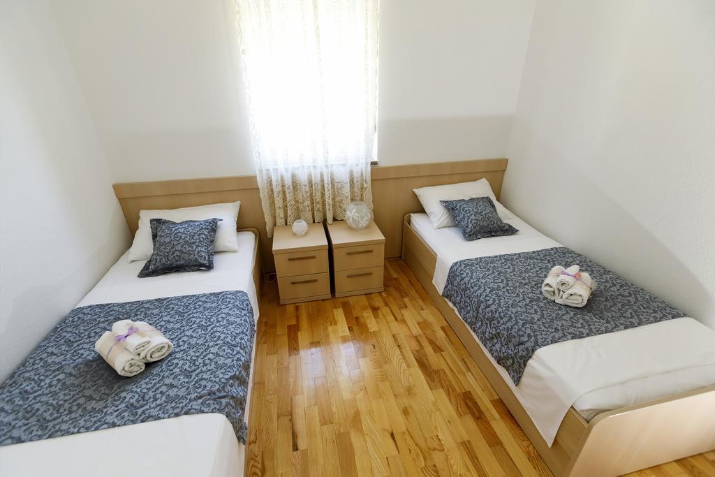 אומיס Apartments Sara & Nina מראה חיצוני תמונה
