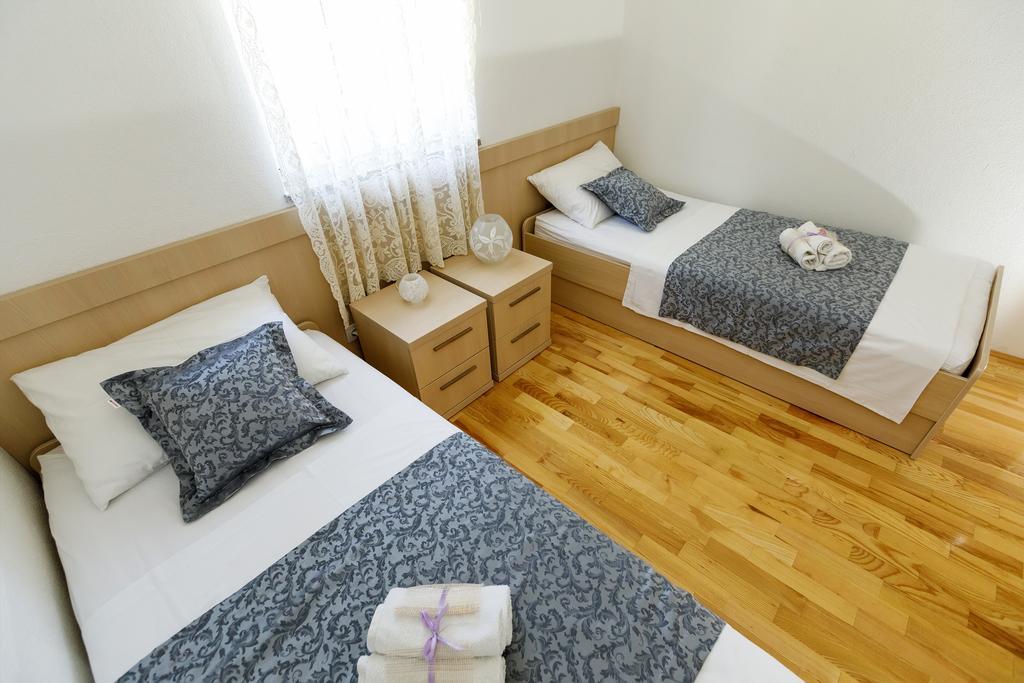 אומיס Apartments Sara & Nina מראה חיצוני תמונה