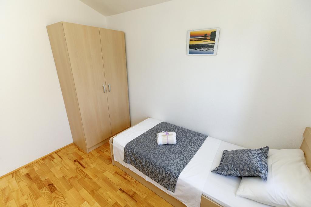 אומיס Apartments Sara & Nina מראה חיצוני תמונה