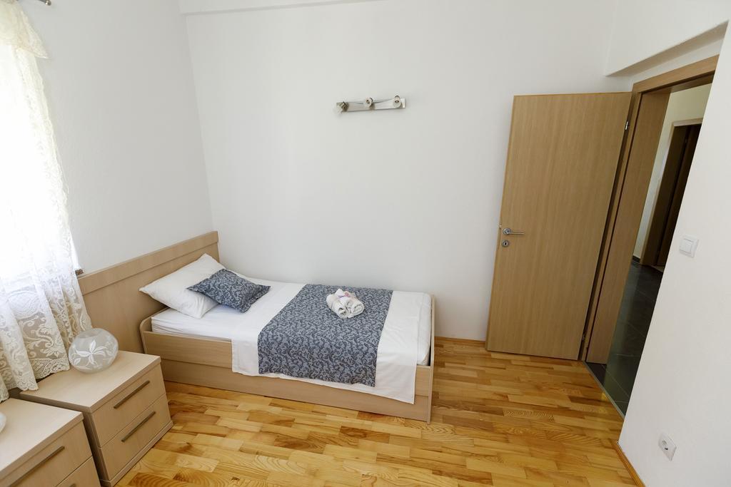 אומיס Apartments Sara & Nina מראה חיצוני תמונה