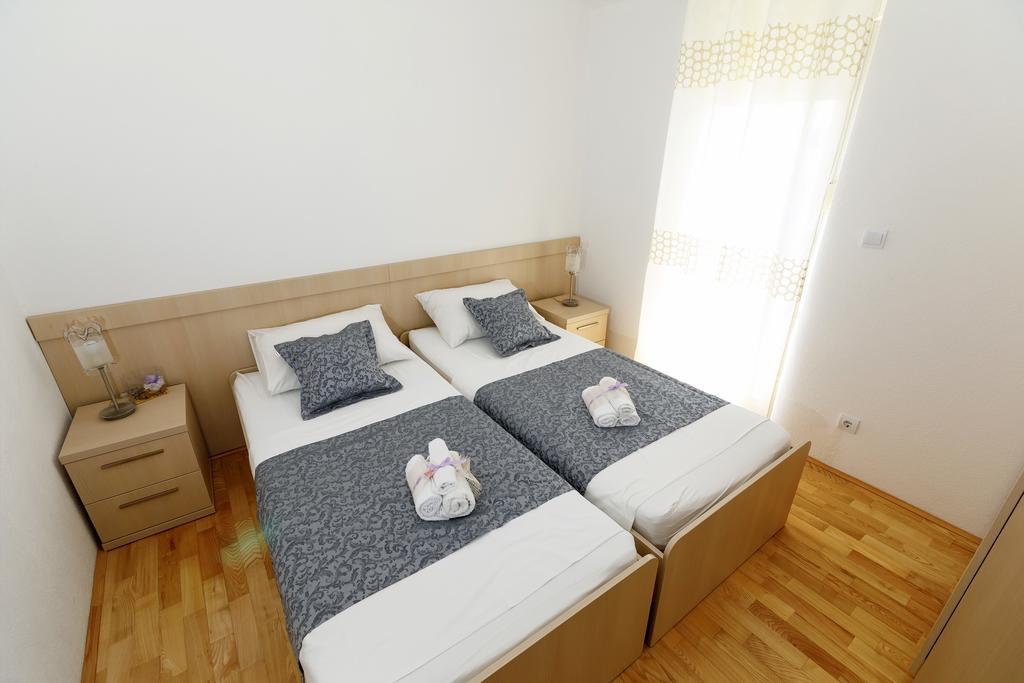 אומיס Apartments Sara & Nina מראה חיצוני תמונה