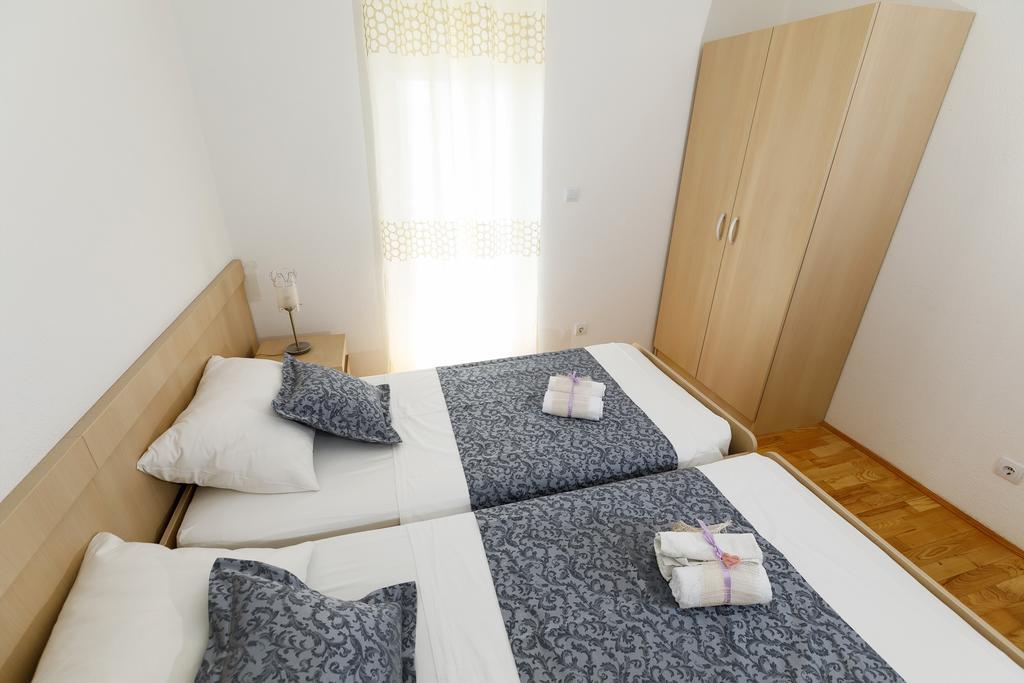אומיס Apartments Sara & Nina מראה חיצוני תמונה