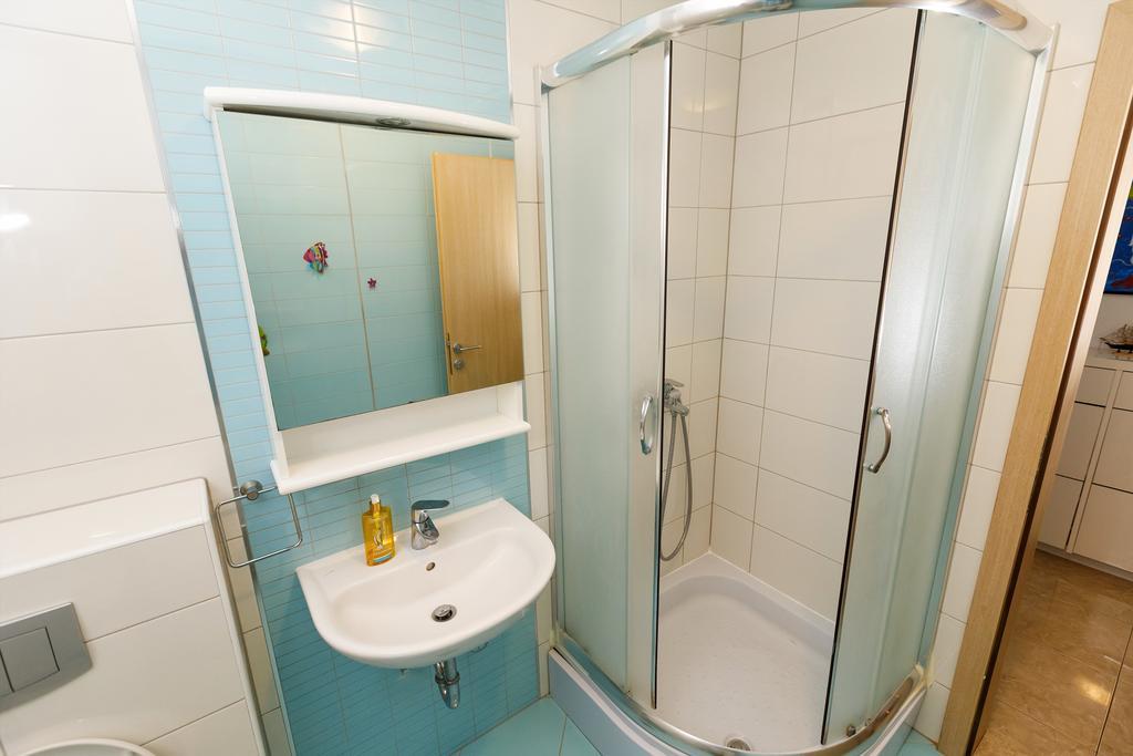 אומיס Apartments Sara & Nina מראה חיצוני תמונה