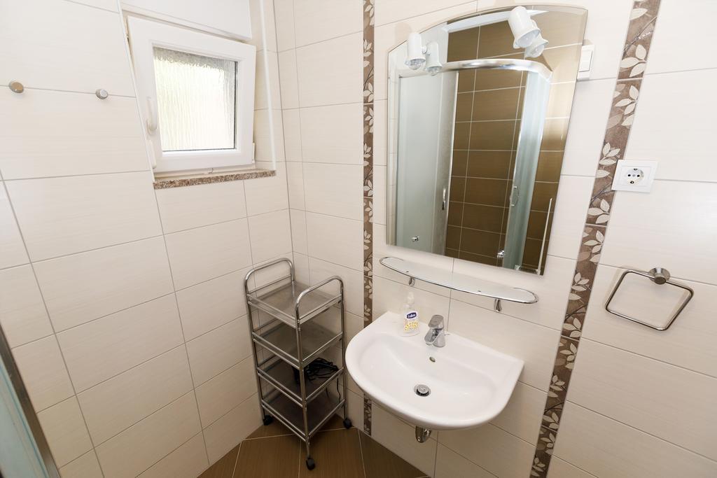 אומיס Apartments Sara & Nina מראה חיצוני תמונה