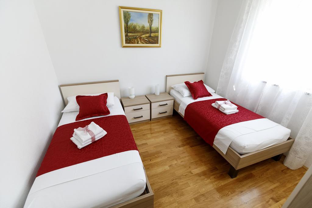 אומיס Apartments Sara & Nina מראה חיצוני תמונה